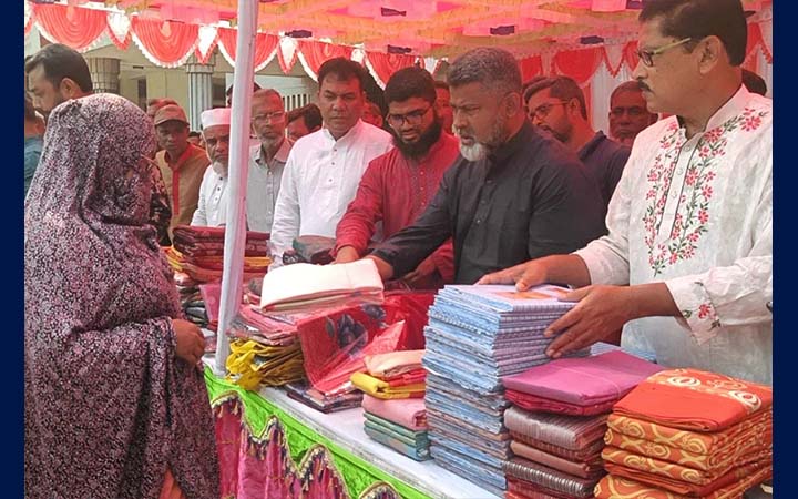 মহাদেবপুরে দেড় হাজার মানুষ পেল প্রধানমন্ত্রীর ঈদ উপহার