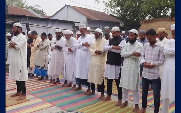 হরিণাকুণ্ডুতে ঈদুল ফিতরের নামাজ আদায়