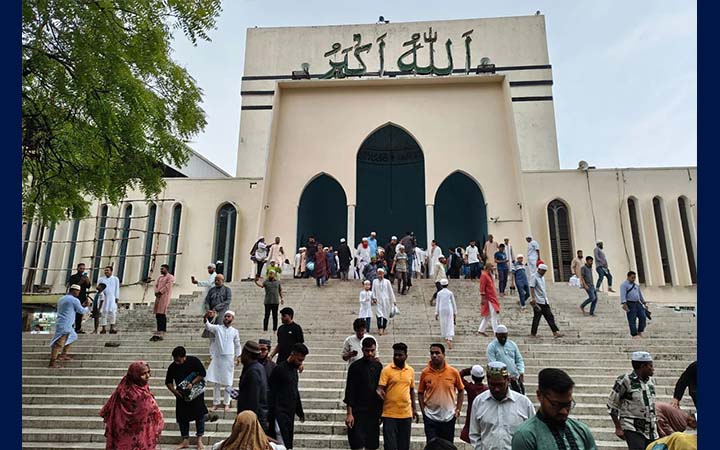 পবিত্র জুমাতুল বিদা: বৃষ্টি উপেক্ষা করে বায়তুল মোকাররমে মুসল্লিদের ঢল