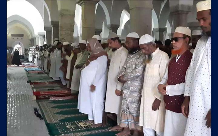 বৃষ্টি উপক্ষো করে বিশ্বঐতিহ্য ষাটগম্বুজ মসজিদে মুসল্লিদের ঢল