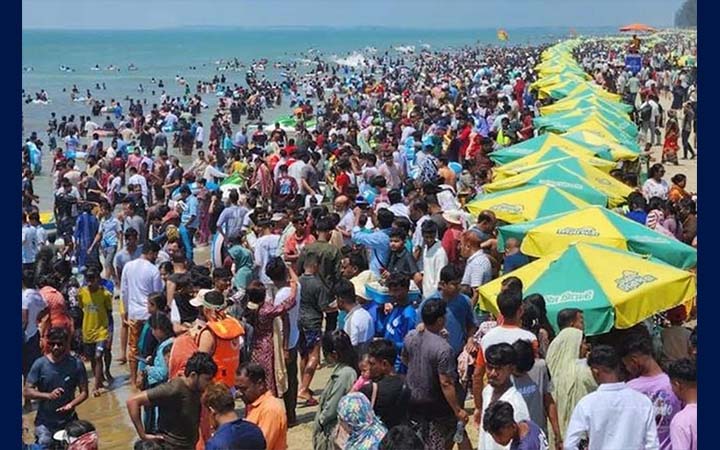 পর্যটকে মুখর কক্সবাজার সমুদ্র সৈকত, শত কোটি টাকার ব্যবসার প্রত্যাশা