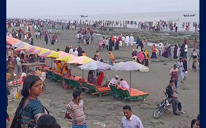 ঈদের দ্বিতীয় দিনে সহস্রাধিক পর্যটকের পদচারণায় মুখরিত কুয়াকাটা