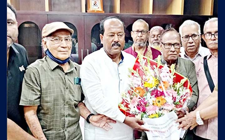 দিনাজপুর জেলা পরিষদের প্রশাসককে ইনস্টিটিউটের সংবর্ধনা