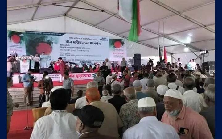 মুক্তিযোদ্ধাদের সংবর্ধনা দিচ্ছে ডিএসসিসি