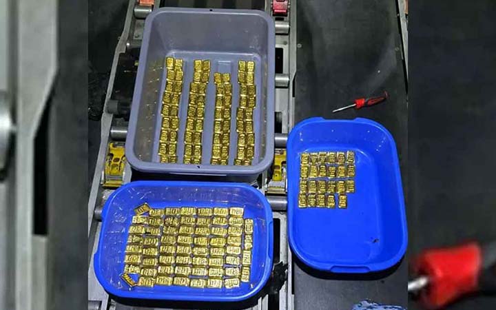 বিমানের টয়লেটে মিলল ১৫৩ সোনার বার