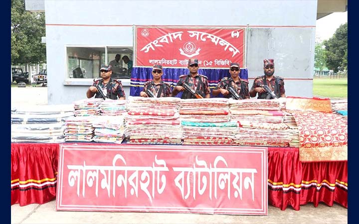 লালমনিরহাট সীমান্তে ২৫ লাখ টাকার ভারতীয় শাড়ি জব্দ