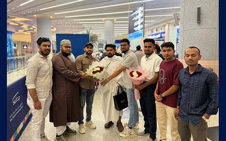 ওমরাহ করতে সৌদি আরবে পৌঁছেছেন নাহিদ ইসলাম