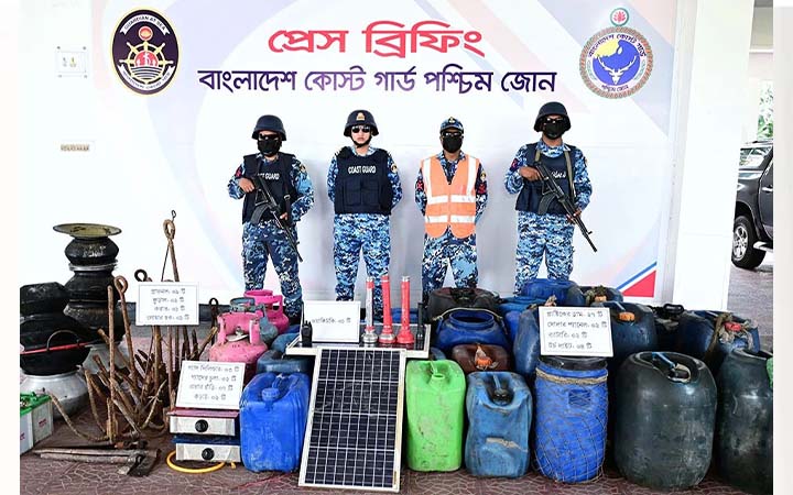 সুন্দরবনে বনদস্যুর আস্তানা ধ্বংস ও মালামাল জব্দ