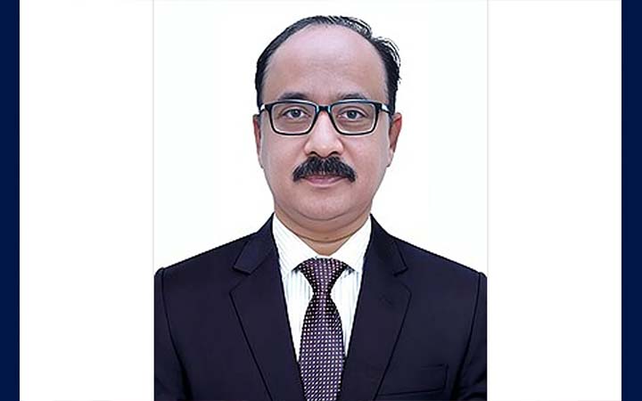 নির্বাচনী বরাদ্দের ১৭ লক্ষাধিক টাকা ফেরত দিলেন ঢাকা বিভাগীয় কমিশনার