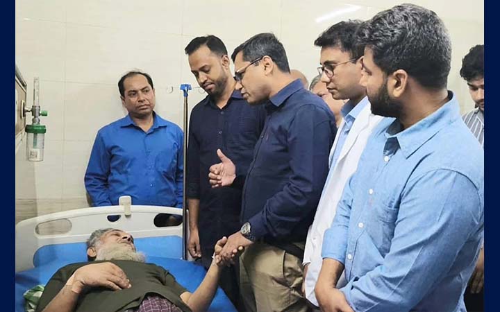 প্রধানমন্ত্রীর নির্দেশনায় শহীদ মুগ্ধের বাবার চিকিৎসার খোঁজ নিলো ‘আমরা বিএনপি পরিবার’