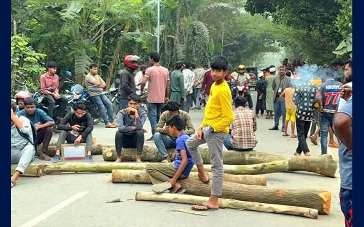 তেল না পেয়ে সড়ক অবরোধ, দুই ঘণ্টা যান চলাচল বন্ধ