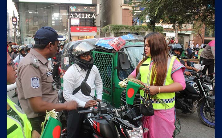 তৃতীয় লিঙ্গের সদস্যরা অংশ নিলেন ট্রাফিক সিগনাল কর্মসূচিতে