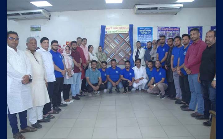 বাস কাউন্টারে বই পড়বে অপেক্ষামান যাত্রীরা