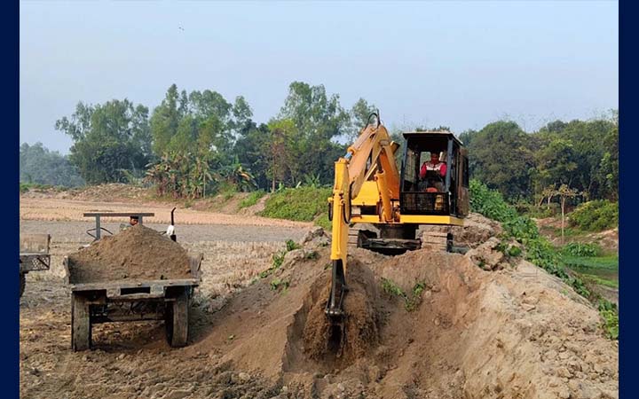 ঠাকুরগাঁওয়ে নদীর পাড় কেটে বিক্রি, হুমকিতে সেতু ও আবাদি জমি