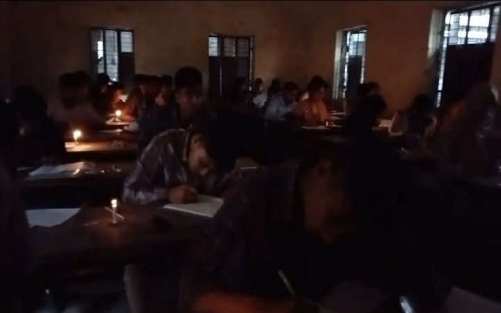 বিদ্যুৎ না থাকায় রংপুরে মোমবাতির আলোয় এসএসসি পরীক্ষা