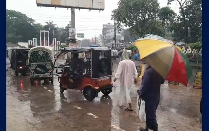 তীব্র তাপদাহের পর কুড়িগ্রামে বৃষ্টি, শ্রমজীবীদের ভোগান্তি
