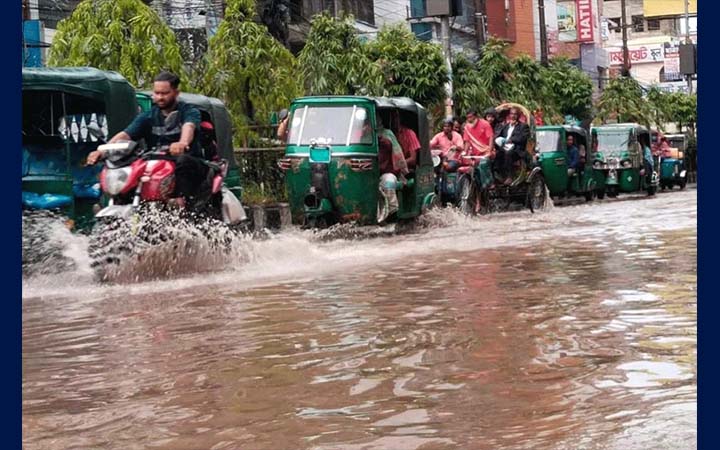 ফেনীতে ঘণ্টায় ১২৬ মিলিমিটার বৃষ্টির রেকর্ড, বিপর্যস্ত জনজীবন