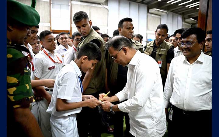 নিজের প্রাক্তন কলেজের শিক্ষার্থীদের সঙ্গে প্রধানমন্ত্রীর শুভেচ্ছা বিনিময়