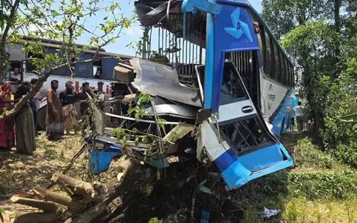 চট্টগ্রামের লোহাগাড়ায় দুই বাসের মুখোমুখি সংঘর্ষে নিহত ৪