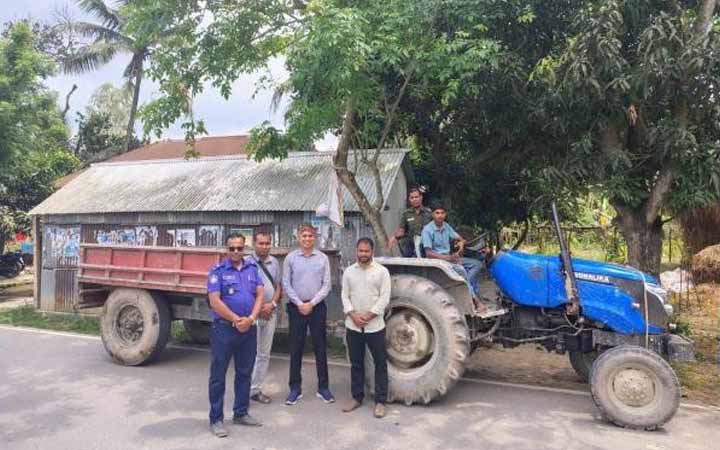 টাঙ্গাইলের নাগরপুরে অবৈধ তিনটি ট্রাফি ট্রাক্টর আটক