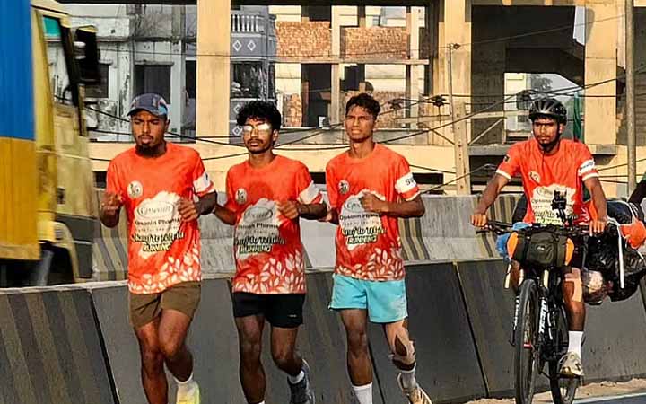 দৌড়ে টেকনাফ থেকে তেঁতুলিয়ায় গেলেন তিন বন্ধু, সঙ্গে সাইকেলে একজন