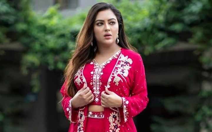 এফডিসি ভিতর থেকেই নায়িকার আইফোন চুরি, প্রশ্ন নিরাপত্তা নিয়ে