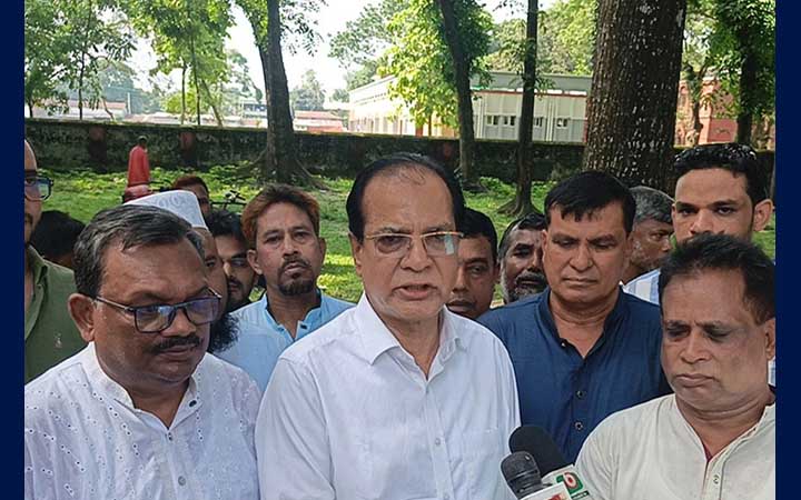 দেশের যেকোনো সংকটে অসহায় মানুষের পাশে দাঁড়াতে হবে: ত্রাণমন্ত্রী