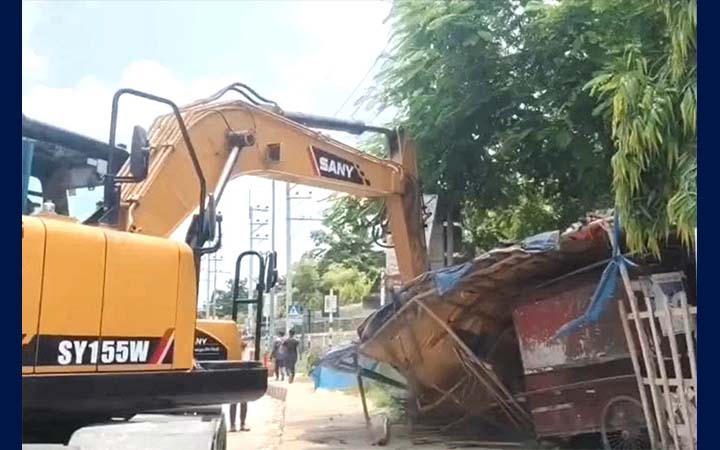 মুন্সীগঞ্জে এক্সপ্রেসওয়ের পাশের অবৈধ দোকান উচ্ছেদ