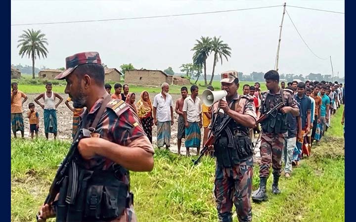 মহেশপুর সীমান্তে পুশ-ইন ঠেকাতে নির্ঘুম রাত কাটাচ্ছে বিজিবি ও গ্রামবাসী