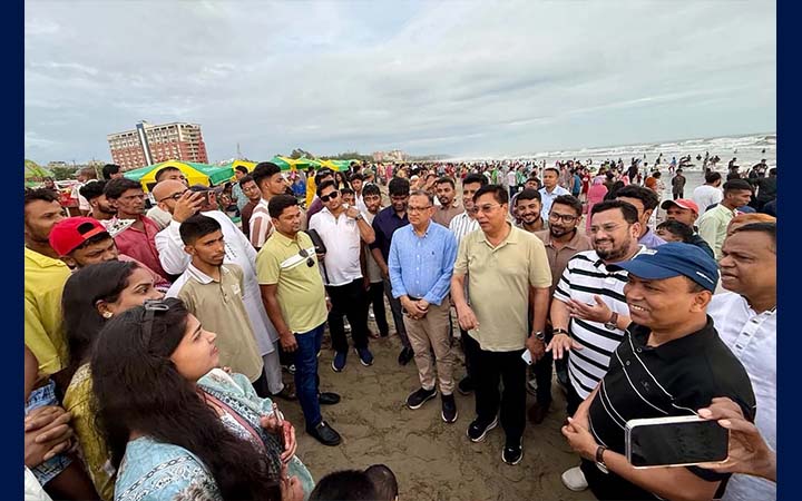 হঠাৎ কক্সবাজার সমুদ্র সৈকত পরিদর্শনে তিন প্রতিমন্ত্রী