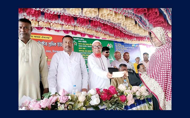 দিনাজপুরে অনুদানের চেক প্রদান