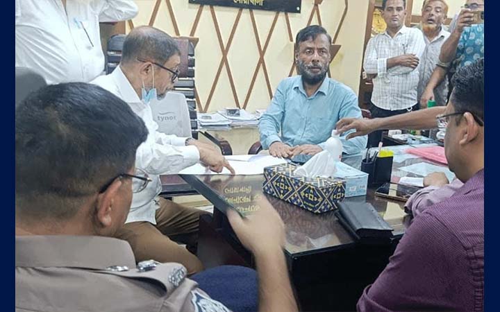 নোয়াখালীতে হঠাৎ হাসপাতাল পরিদর্শনে স্বাস্থ্যমন্ত্রী, তত্ত্বাবধায়ক ক্লোজড