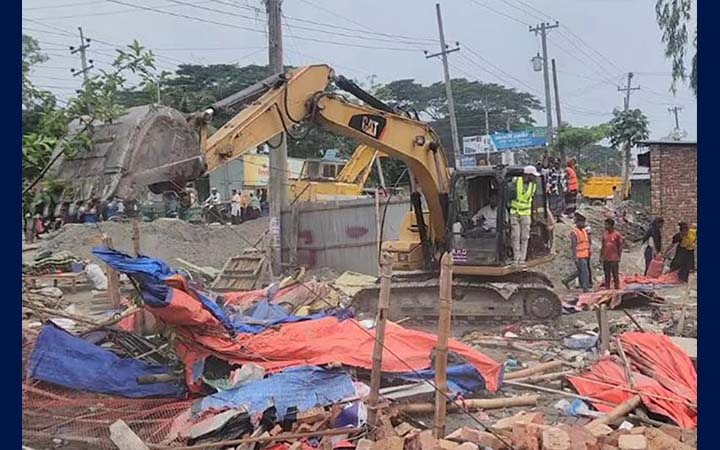 ঝুপড়ি ঘরে এসি-সিসি ক্যামেরা লাগানো সেই মাদকের আস্তানা গুঁড়িয়ে দিল প্রশাসন
