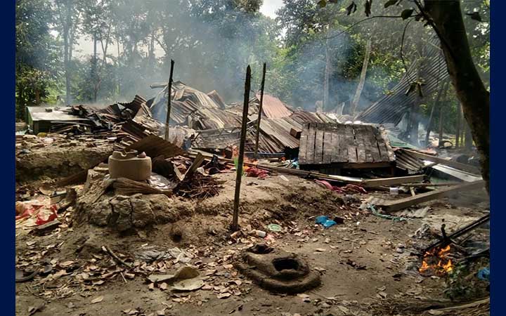 বরিশালে অটোরিকশাচালক হত্যা মামলার আসামিদের বাড়িতে আগুন