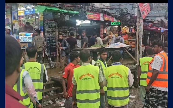 সাভারে ঢাকা আরিচা মহাসড়কের দুই পাশে ফুটপাতে হকার উচ্ছেদ অভিযান