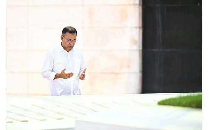 দেশে ফিরে বাবা-মায়ের কবর জিয়ারত প্রধানমন্ত্রীর