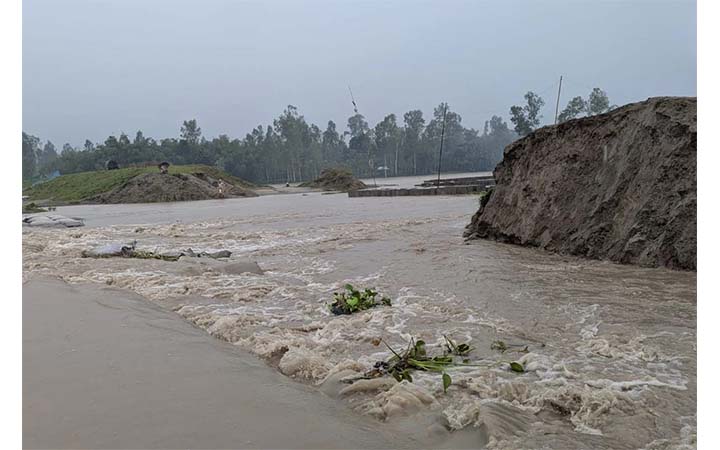 দুধকুমার নদের পানি বিপৎসীমার ২৬ সেন্টিমিটার ওপরে, বেড়িবাঁধ ভেঙে লোকালয়ে পানি