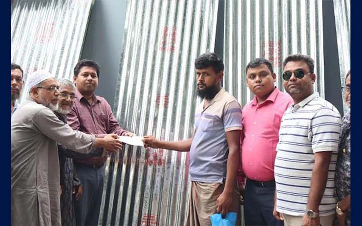 সিংড়ায় ক্ষতিগ্রস্ত ৩৭ পরিবার পেল ঢেউটিন ও নগদ সহায়তা