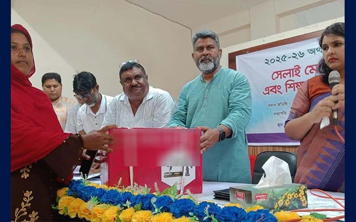 নওগাঁয় সেলাই মেশিন ও কৃষি বীজ বিতরণ