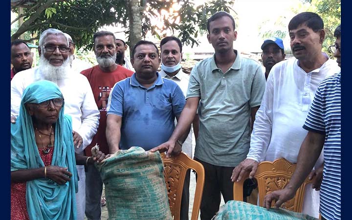 সিরাজগঞ্জে নদী ভাঙনে ক্ষতিগ্রস্ত পরিবারের মধ্যে খাবার বিতরণ