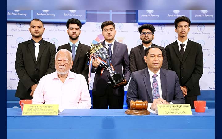 সরকারকে অর্থনীতি পুনরুদ্ধারে সময় দিতে হবে : আবু আহমেদ