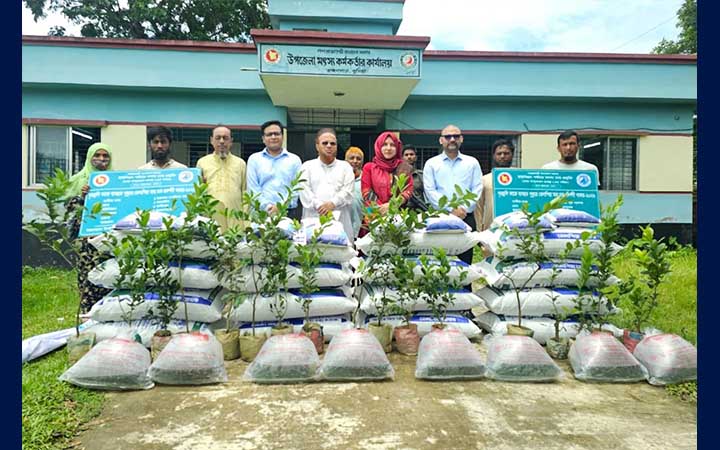 ব্রাহ্মণপাড়ায় মৎস্যচাষীদের মাঝে পোনা, খাদ্য ও ফলজ গাছের চারা বিতরণ