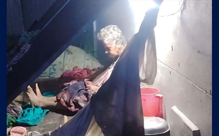 ৪ ছেলের পাকা বাড়ি, বৃদ্ধা মায়ের ঠাঁই হলো খোলা আকাশের নিচে