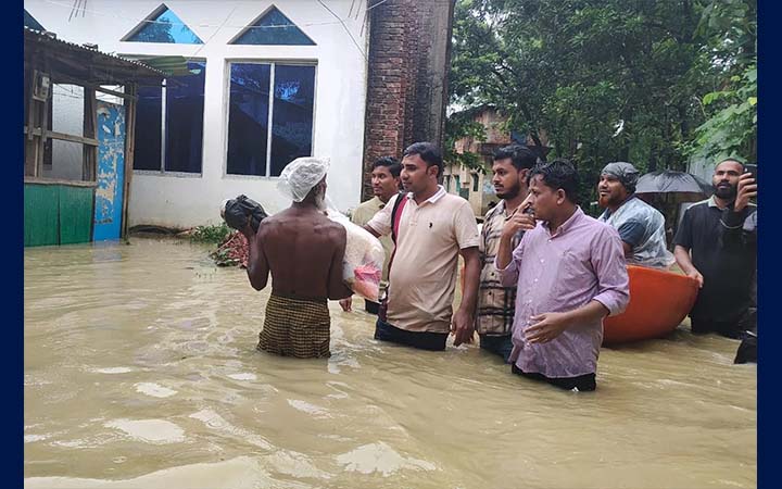 সাতকানিয়ায় ত্রাণসামগ্রী নিয়ে বন্যার্তদের পাশে ছাত্রদল নেতা তৌহিদুল