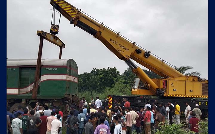 ঈশ্বরদীতে একতা এক্সপ্রেস লাইনচ্যুত, ঢাকার সঙ্গে উত্তরাঞ্চলের রেল যোগাযোগ বন্ধ