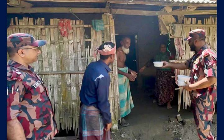 কমলগঞ্জে বন্যাদুর্গতদের চিকিৎসাসেবা ও খাবার দিল বিজিবি