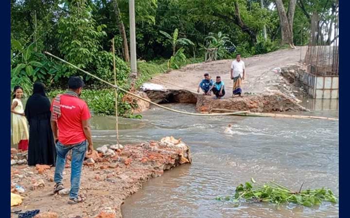 আখাউড়ায় পানির চাপে নির্মাণাধীন সেতুর বিকল্প সড়ক ভেঙে যোগাযোগ বন্ধ