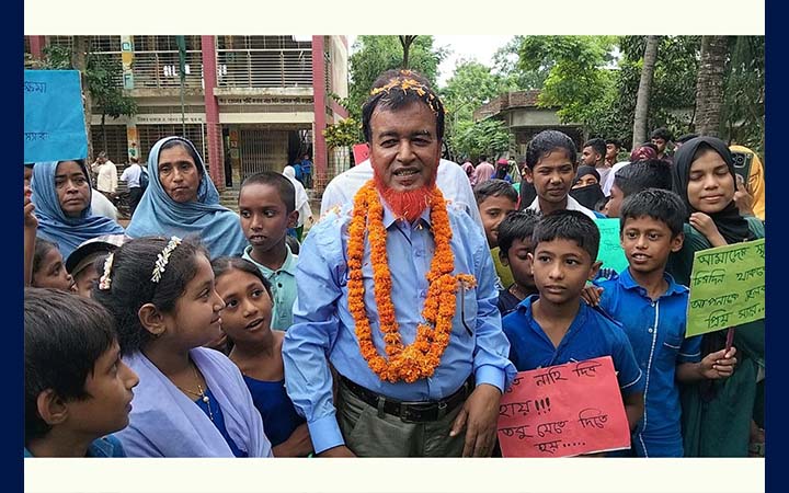 ফুলের পাপড়ি ছিটিয়ে প্রধান শিক্ষককে বিদায়