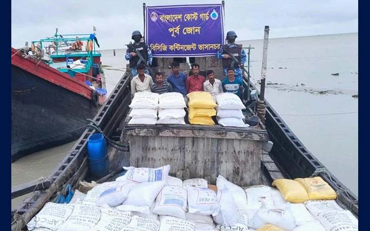 বিপুল সারসহ ছয় পাচারকারীকে আটক করল কোস্টগার্ড