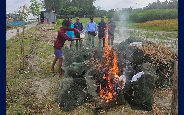 কুড়িগ্রামে ১৭৪টি ‘চায়না দুয়ারি’ ও ৫২টি কারেন্ট জাল পুড়িয়ে ধ্বংস